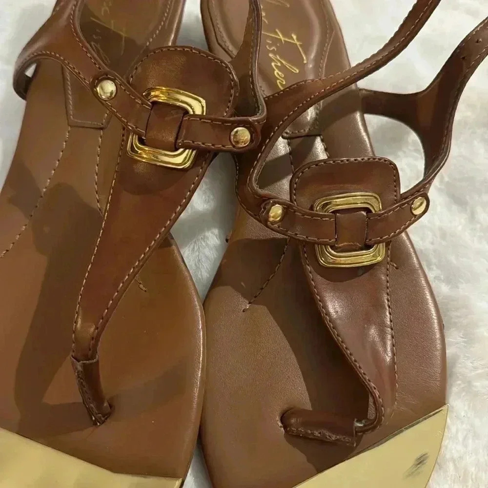 Marc Fisher Tan T-Strap Gold Toe Sandals Size 8 - Picture 3 of 12